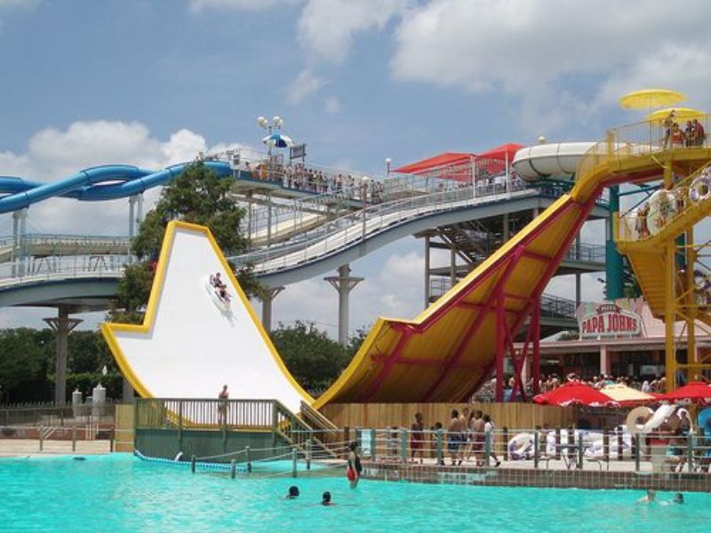 Dive into the water slides of Hurricane Harbor Los Angeles