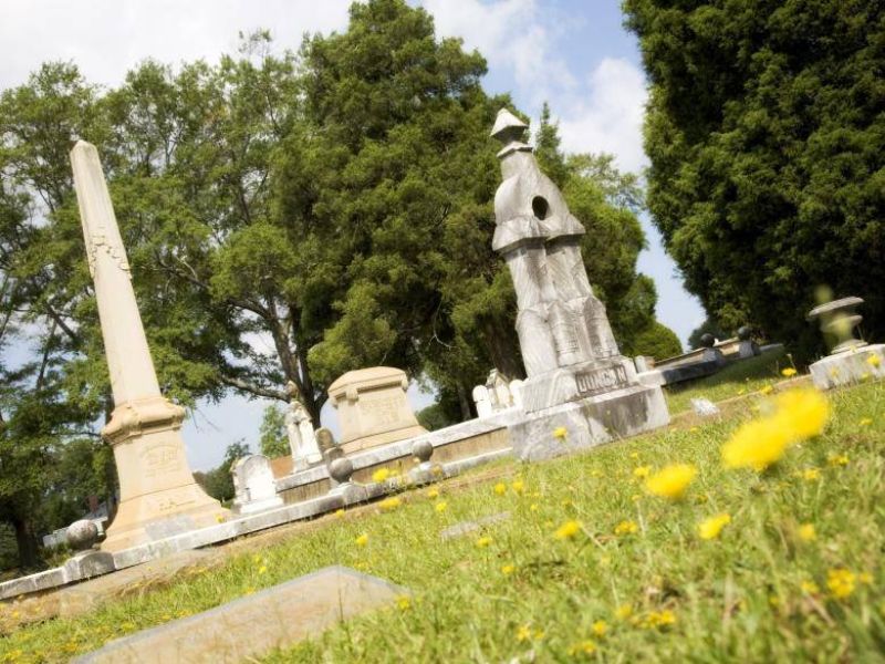 Explore Oak Hill Cemetery