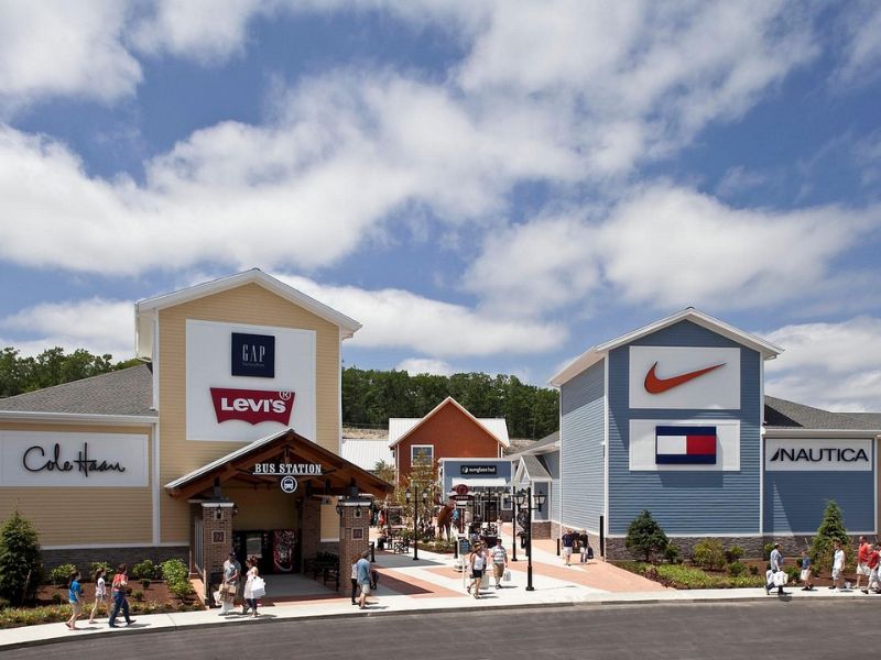 Shop and Dine at Merrimack Premium Outlets